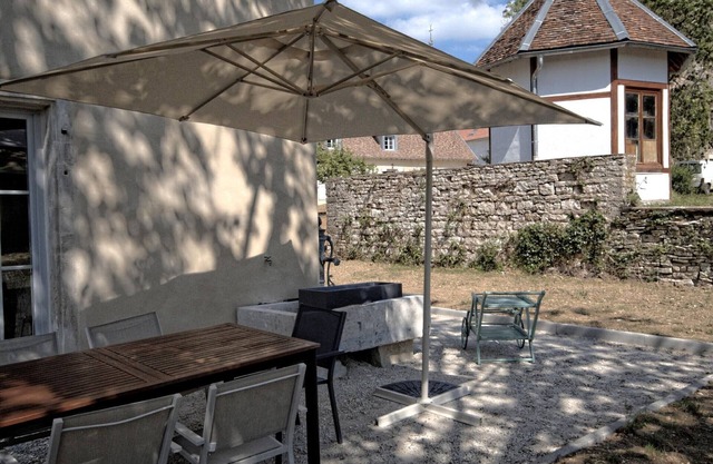 Charming renovated cottage with terrace and parking in Montagney