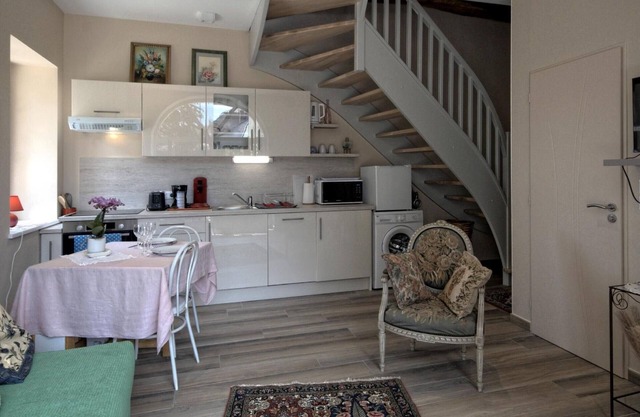Charming renovated cottage with terrace and private parking in park, pet friendly