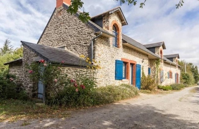 Charming Renovated Cottage Near Salterns, Close to Beach, Garden, Baby-Friendly, Sleeps 5