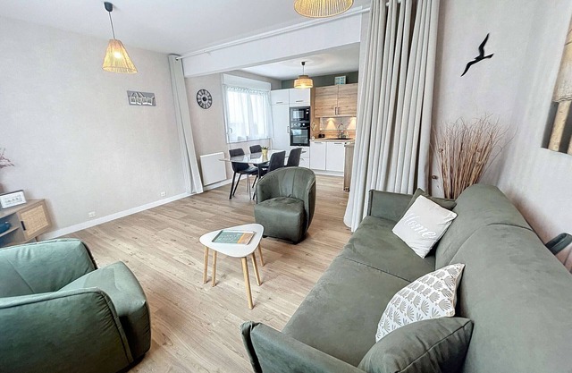 Charming Renovated Apartment, Central Jullouville, 1 Bed, 4 Guests, Parking, 100m from Beach