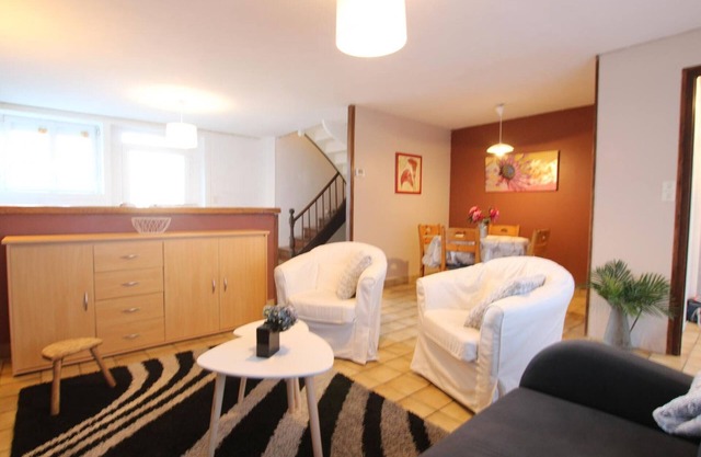 Charming Renovated House with Modern Amenities, WiFi, and Nearby Beach Access