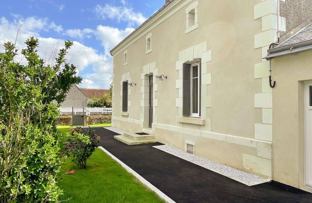 Charming Renovated Touraine Cottage: Games Room, Gym, and Beautiful Garden