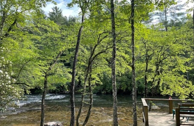 Charming Retreat- Aska Area, Cozy, Renovated 3BR/2.5BA with Stunning River Views