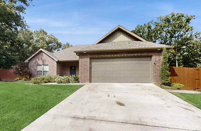 Charming retreat home w/disc golf gear, gourmet kitchen, & a spacious backyard