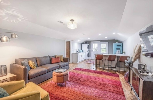 Charming Retro & Stylishly Updated Mid-Century Apartment Retreat Near Downtown