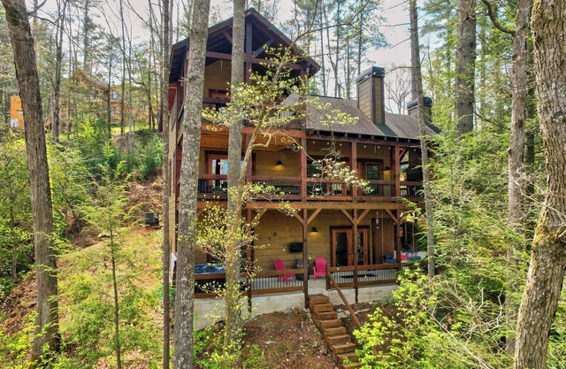 Charming Riverfront Cabin for 14 – Hot Tub, Game Room & Christmas Decorations!