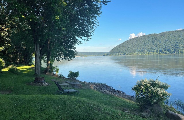 Charming Riverfront Cottage with stunning views of the Susquehanna River