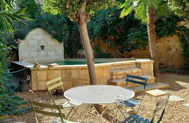 Charming room, swimming pool, sun and shade garden, 17 kms from Arles and Nîmes.