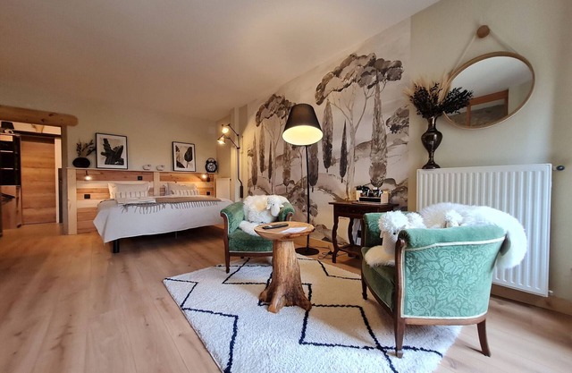 Charming room with private bathroom and lounge area