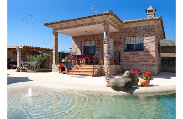 Charming rural house for 4 people, parking, porch, barbecue and swimming pool.