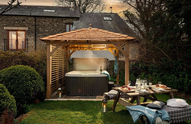 Charming rural Water Mill conversion with private hot tub & EV charging