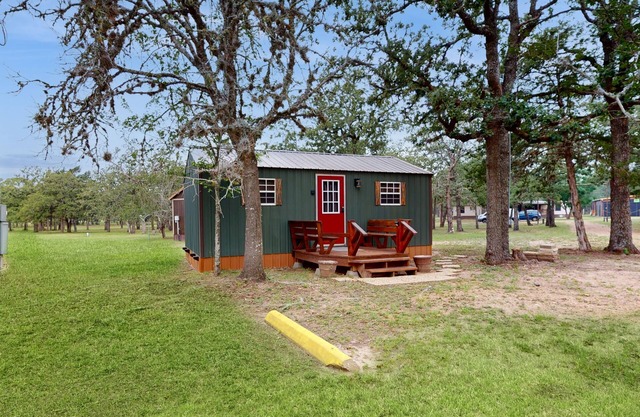 Charming rustic cabin with kitchenette, streaming, partial AC, & WiFi