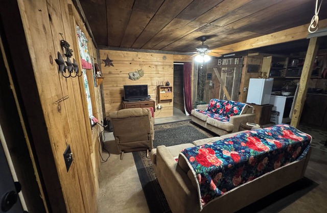 Charming Rustic cottage in houtzdale not far from PSU State college Pennsylvania