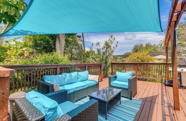 Charming Sarasota Home w/Deck, 3 Mi to Beaches!