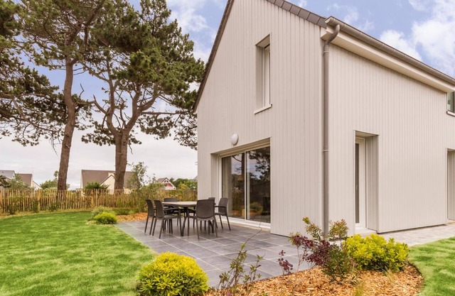 "Charming Seaside Home with Modern Amenities & Private Garden in Port-Bail-sur-Mer"
