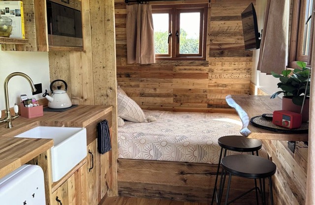 Charming Shepherds Hut in peaceful Lydiard Millicent walking distance to pub