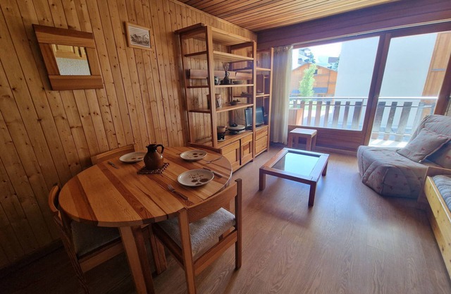 Charming Ski-in/Ski-out Studio with Balcony, Parking, and Mountain Views