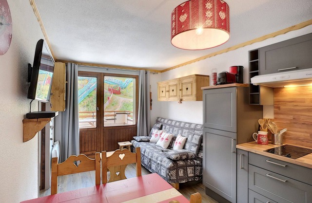 Charming Ski-In/Ski-Out 2BR Apartment with Terrace, Sleeps 5 - Les Menuires
