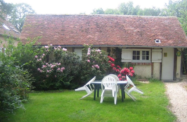 Charming Solognote Cottage with Private Pond, Free Fishing, and Bike Rentals in Saint-Viâtre