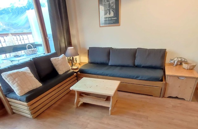 Charming south-facing apartment at the foot of the ski runs. Close to shops.