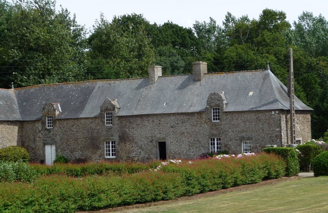 Charming Space and Calm Family House 5 1/2 bedrooms in very large garden