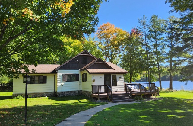 Charming & Spacious Home on Little Smoky Lake,nGolf course nearby, Pet friendly!