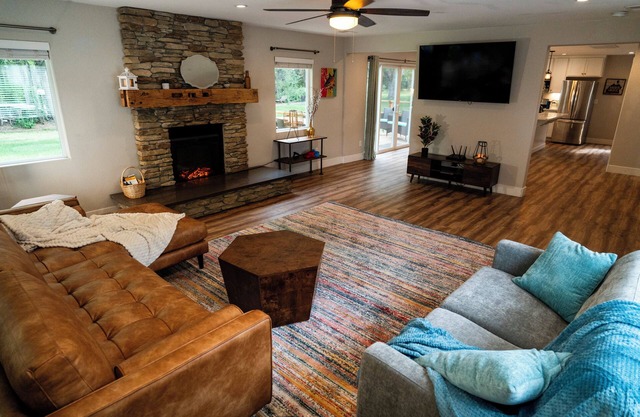 Charming Spacious Riverside 2-bedroom house in welcoming Reno with AC, WiFi