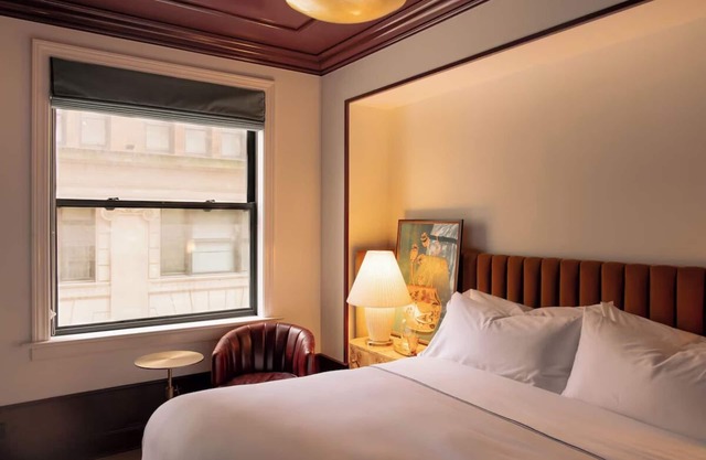 Charming Stay Ideal for Couple: Relaxing Room Close to Cleveland's Heart