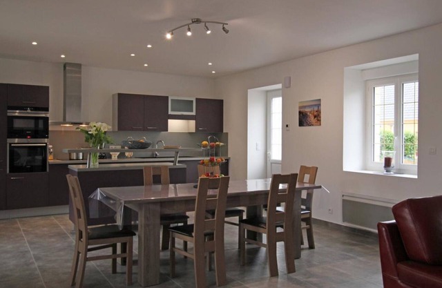 Charming Stone Cottage with Garden, Near Beaches & Sights, Pet-Friendly