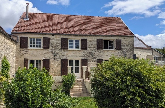 Charming stone house along the Seine in the heart of the Champagne vineyards