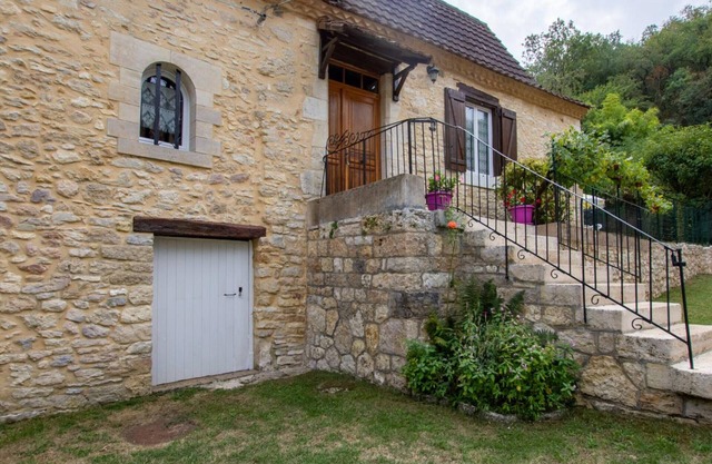 Charming Stone House with Garden, Parking, Near Tourtoirac Cave in Dordogne