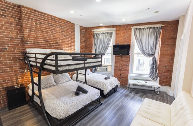 Charming STUDIO apartment with 1 Full Bunk/1 Double beds