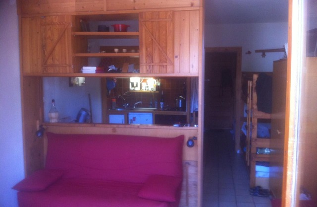Charming studio cabin for 4 with south-facing balcony, near slopes and pool