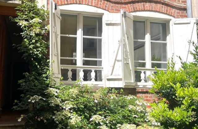 Charming studio on courtyard - 20th