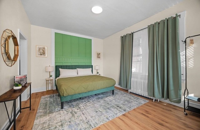 Charming Studio w/Sun Room sleeps 4