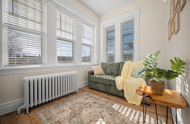 Charming Studio with Sun Room Sleeps 4