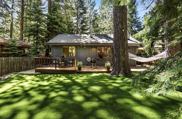 Charming Sunnyside Cabin with Sauna - Walk to Lake