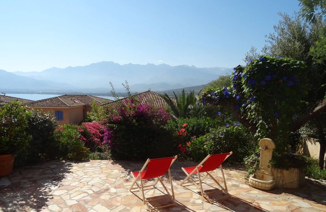 Charming T2 50m2 with terrace and garden, bay and mountain view