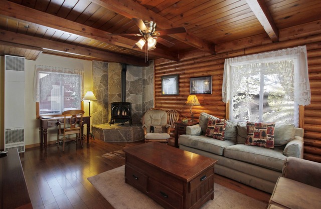 Charming Tahoe Cabin-2 Blocks to Lake, 2 Miles to Ski, Hot Tub, Pets OK, Bikes!