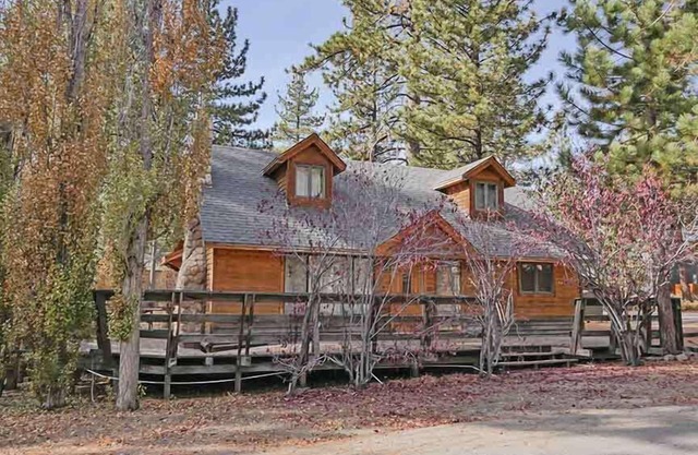 Charming Tahoe Cabin just Blocks to the Beach!