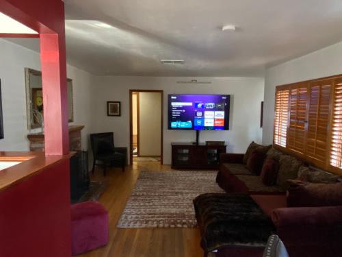 Charming Tarzana Retreat - Cozy 3 Bedroom Home