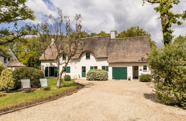 Charming Thatched Cottage in Peaceful Hamlet near Guérande and La Baule