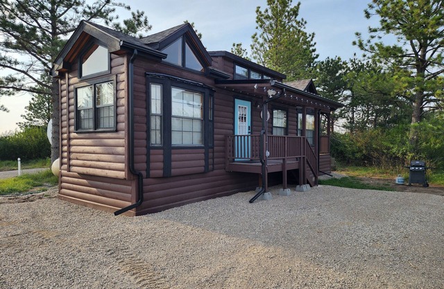 Charming tiny home cabin in peaceful Moore