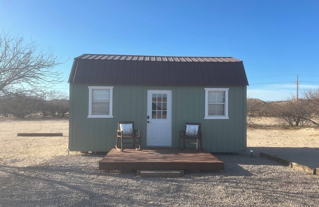 Charming tiny home in Benson with WiFi, AC and beautiful views.