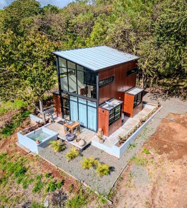 Charming Tiny House with Jacuzzi & Fire Pit