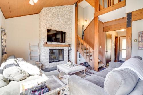 Charming Townhome - Walk to Greek Peak Mountain!