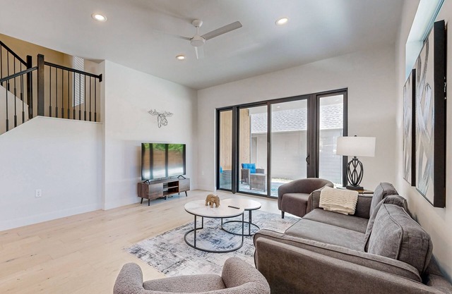 Charming townhouse with W/D and enclosed backyard