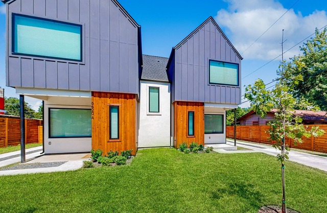 Charming townhouse with W/D and enclosed backyard