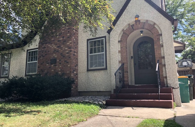 Charming Tudor Home 3 Blocks From Mayo Clinic!