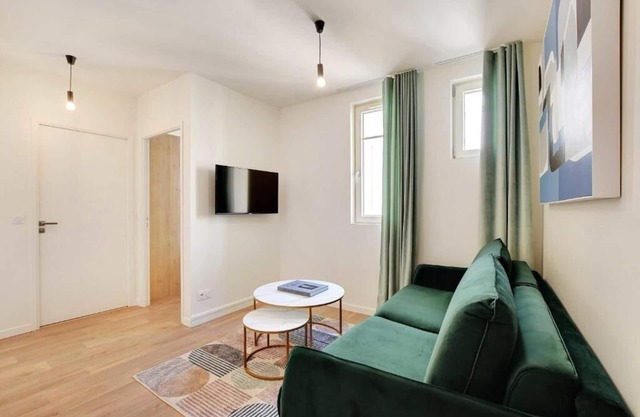 Charming two - bedroom apartment Near Paris with WiFi, AC